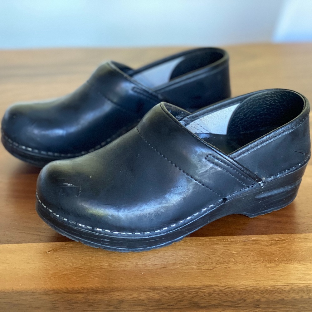 Dansko clogs in black leather SZ 6 good condition